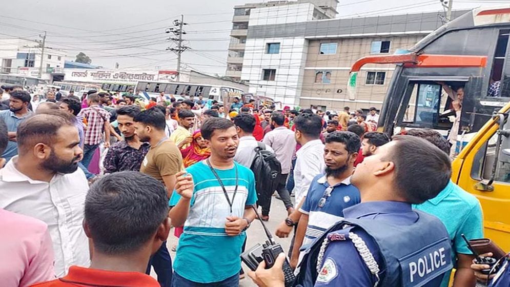 গাজীপুরে বকেয়া বেতনের দাবিতে মহাসড়ক অবরোধ