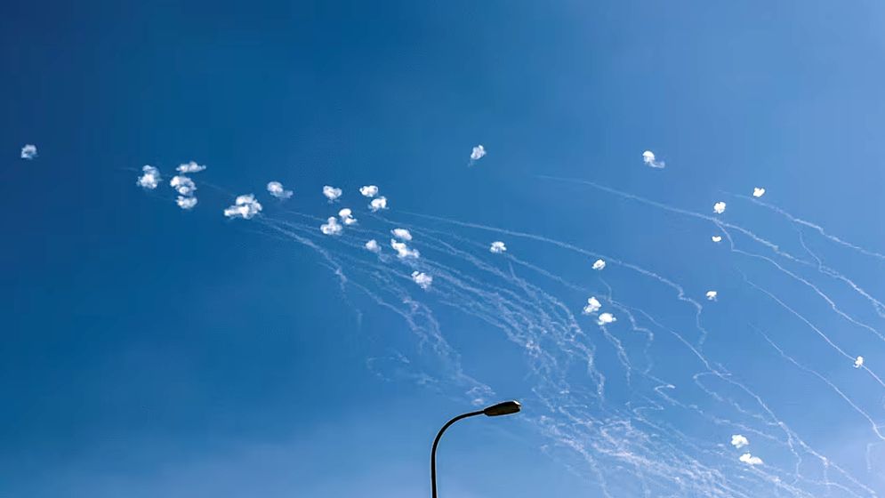 হিজবুল্লাহর রকেট হামলার পর ইসরায়েলের পাল্টা হামলা