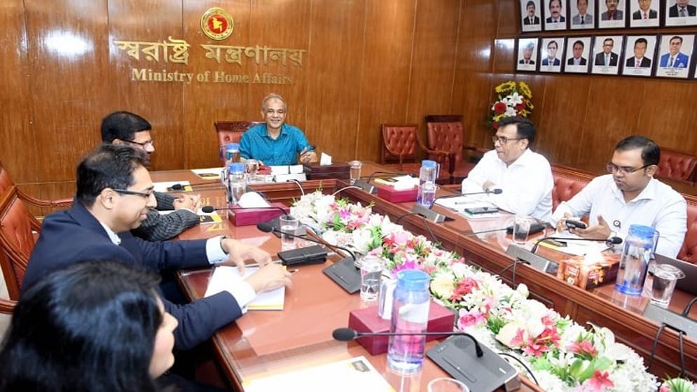 বিদেশি পর্যটকদের জন্য ভিসা প্রক্রিয়া সহজ করা হবে: স্বরাষ্ট্র উপদেষ্টা