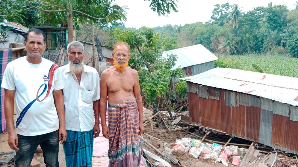 ঠিকাদার ও সরকারি ব্যক্তিবর্গের লোভের কারণে শতাধিক মানুষ গৃহহীন