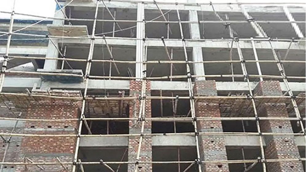 নির্মাণাধীন ভবন থেকে পড়ে ৩ শ্রমিকের মৃত্যু