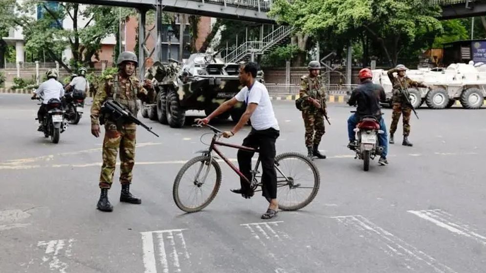 সেনাবাহিনীর হাতে ম্যাজিস্ট্রেসি ক্ষমতা নিয়ে উঠছে নানা প্রশ্ন