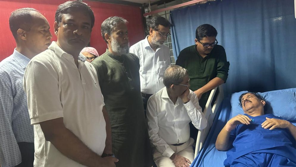 মান্নাকে হাসপাতালে দেখতে গেলেন মির্জা ফখরুল