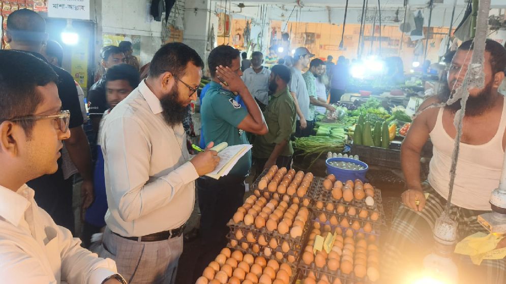 ডিমের বাজারে অভিযান, ৫৪ প্রতিষ্ঠানকে জরিমানা