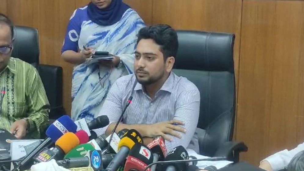 ফাতিমা তাসনিম বিশ্ববিদ্যালয়ের বোন হিসেবে হেল্প করেছিলেন