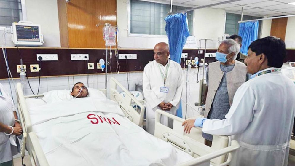 আহতদের দেখতে নিউরোসায়েন্স হাসপাতাল পরিদর্শন করলেন প্রধান উপদেষ্টা