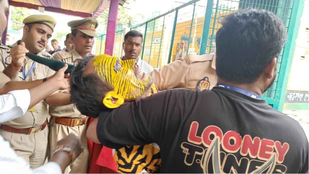 ভারতীয় সমর্থকদের হামলায় হাসপাতালে টাইগার রবি