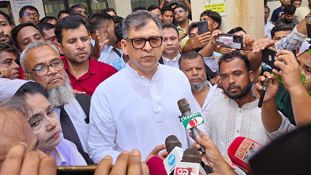 বিএনপি নেতা সালাহউদ্দিন আহমেদের দুই মামলা স্থগিত