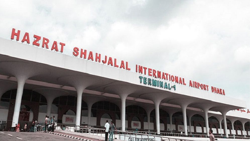 বিমানবন্দরে তল্লাশির নামে যাত্রীর চকলেট খেয়ে ফেলায় ৩ কর্মকর্তা বরখাস্ত