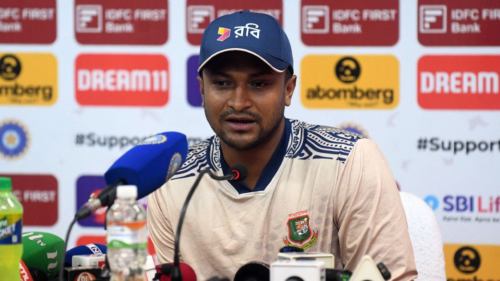 খেলা চলাকালে সাকিবের ফেসবুক পোস্ট ঘিরে রহস্য