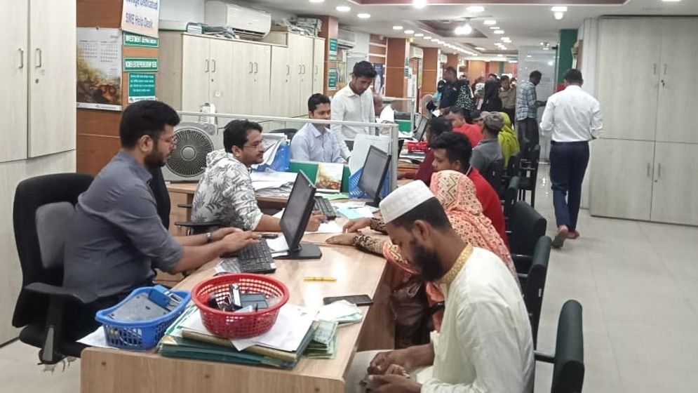 সোশ্যাল ইসলামী ব্যাংকে তারল্য সংকট, ভোগান্তির শিকার গ্রাহকরা