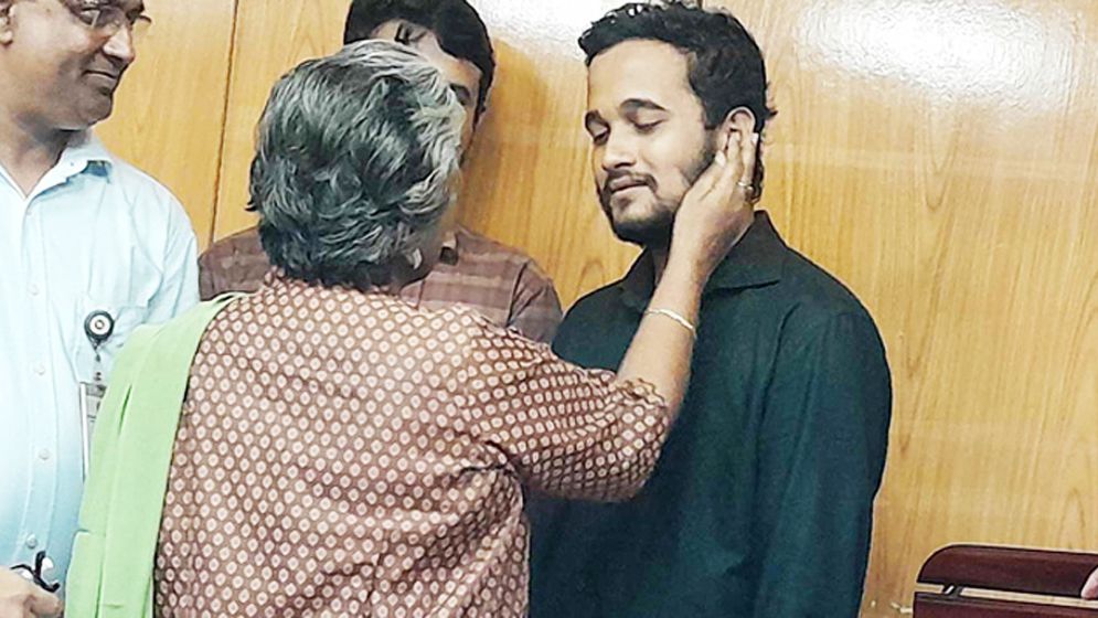 মুগ্ধর ভাই স্নিগ্ধকে কাছে পেয়ে আবেগাপ্লুত সমাজকল্যাণ উপদেষ্টা