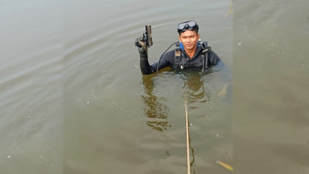 লুট হওয়া দুই পিস্তল পরিত্যক্ত অবস্থায় উদ্ধার