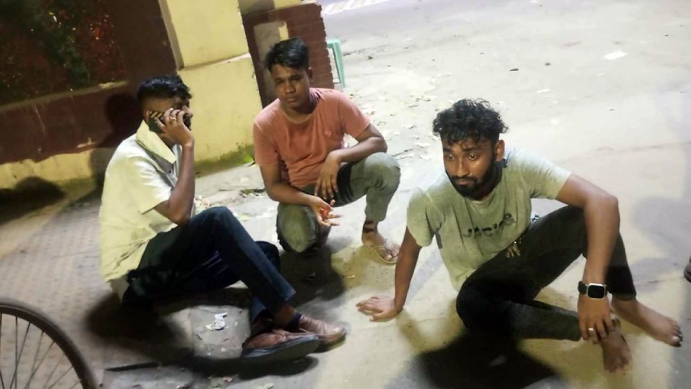 সদরঘাটে ফুটপাত দখল নিয়ে দুই হকার গ্রুপের সংঘর্ষে আহত ২০, আটক ৫