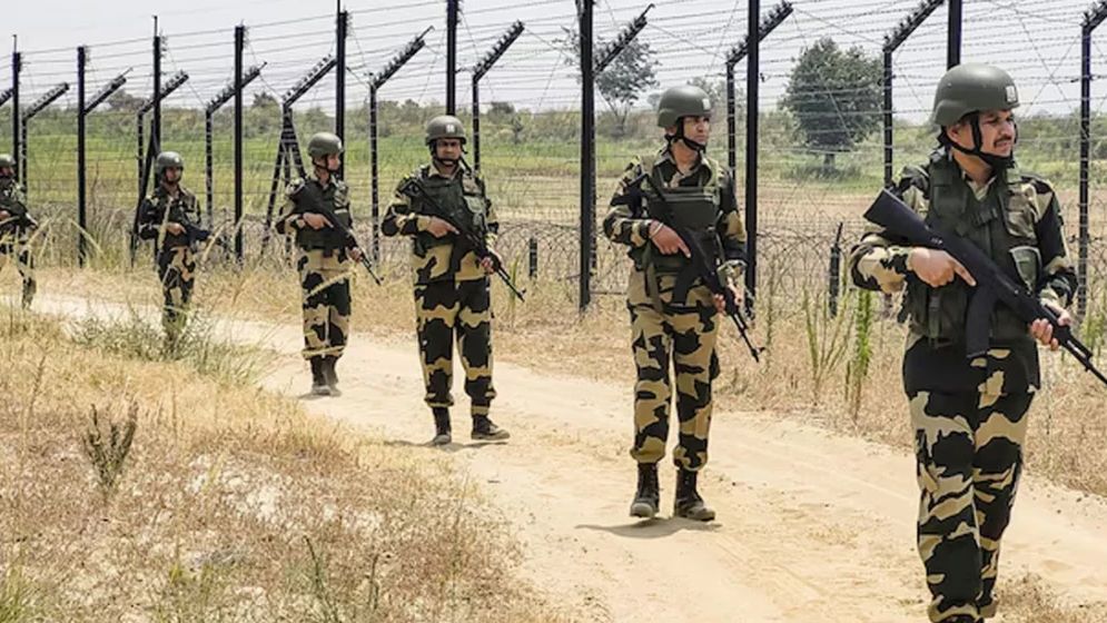 সীমান্তে নিজের পেট ও কাঁধে দুইবার গুলি করে আত্মহত্যা করলেন বিএসএফ সদস্য