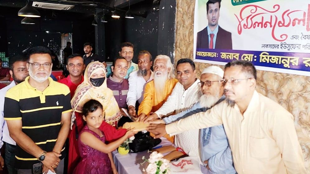 কুমিল্লায় ক্ষতিগ্রস্ত ৩ পরিবারকে আড়াই লাখ টাকার অনুদান