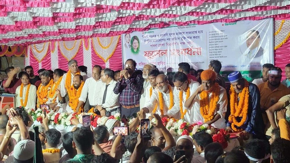 সাজাপ্রাপ্ত বিএনপির ১২ নেতাকর্মী মুক্ত, ফুলের মালায় বরণ