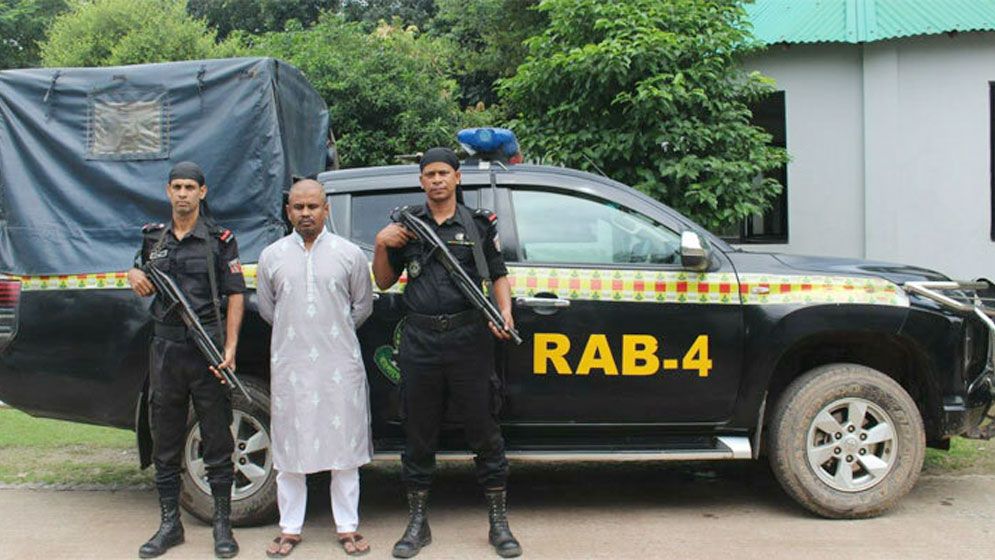 লাশ পোড়ানোয় ‘জড়িত’ আরাফাতকে থানায় সোপর্দ