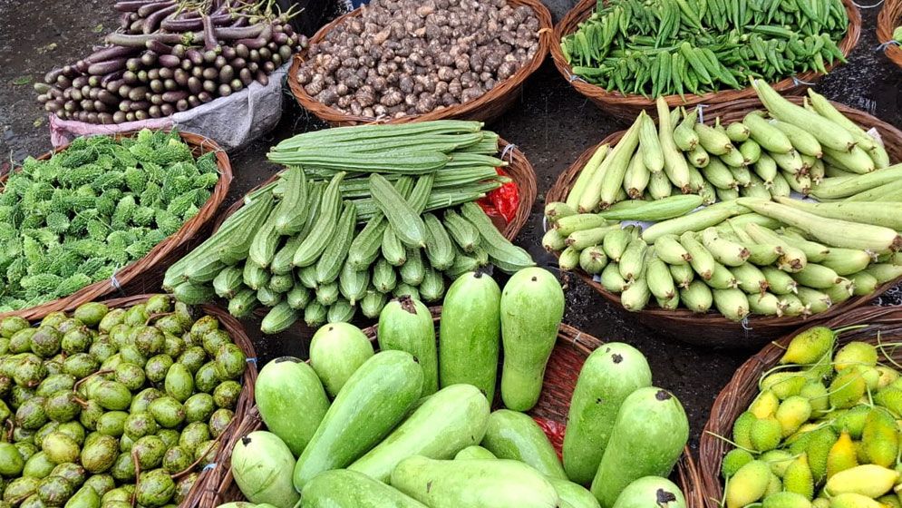 বৃষ্টিতে বাড়তি সবজি মুরগি ও ডিমের বাজার