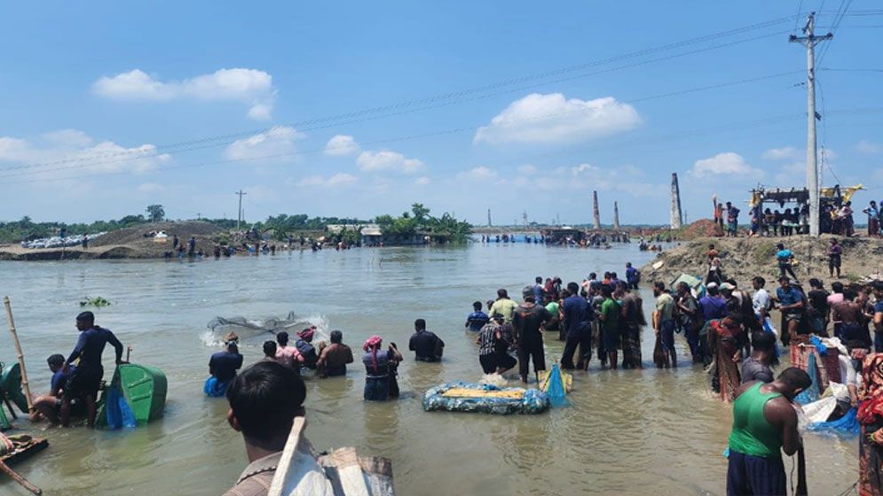 সাতক্ষীরায় বেতনার বেঁড়িবাধে ভাঙন, চরম ভোগান্তি