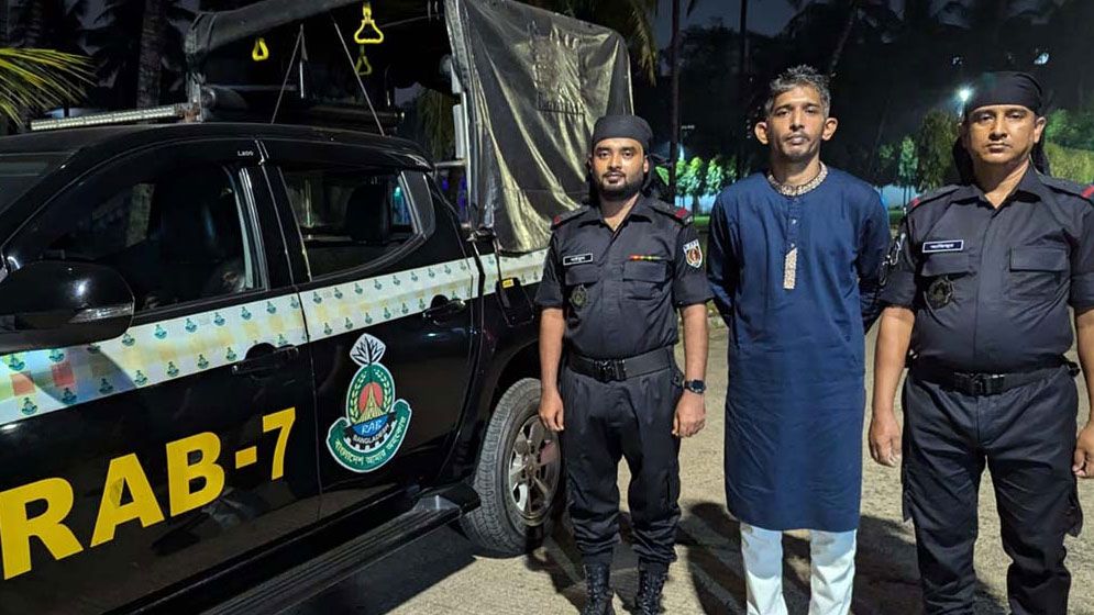 ৫ আগস্ট বিজয় মিছিলে হামলাকারী কিলার ফয়সাল গ্রেপ্তার
