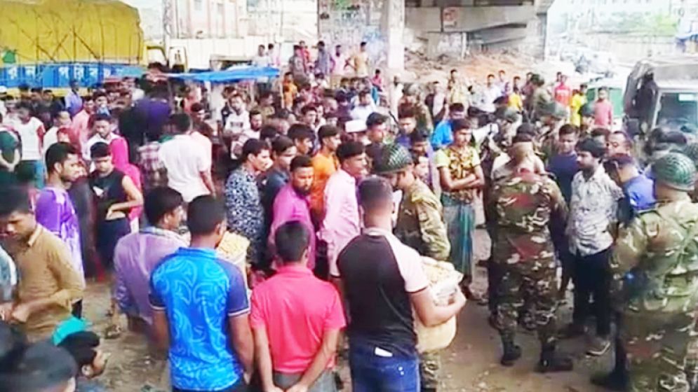 গাজীপুরে পোশাক শ্রমিকদের সড়ক অবরোধ করে বিক্ষোভ