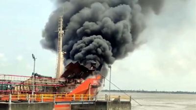 চট্টগ্রামে তেলবাহী জাহাজে ভয়াবহ আগুন