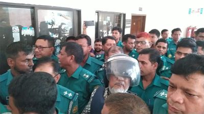 আদালতে আছাদুজ্জামান মিয়াকে তেড়ে মারতে গেলেন যুবক, অতপর…