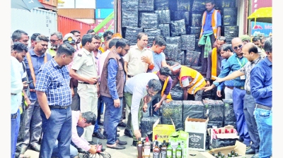 ফেব্রিক্স আনা কনটেইনারে এলো বিদেশি মদ 