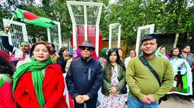 হাউস অব কমন্সের সামনে হাজারো কণ্ঠে গাওয়া হলো জাতীয় সংগীত