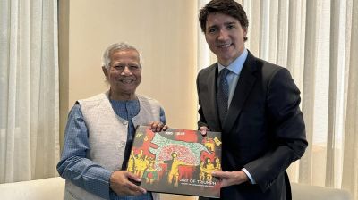 জাস্টিন ট্রুডোকে ‘দ্য আর্ট অফ ট্রায়াম্ফ’ উপহার দিলেন ড. ইউনূস
