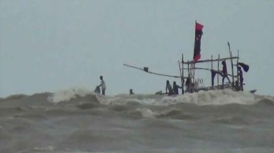 উত্তাল সাগরে ২১ ট্রলার ডুবে জেলে নিখোঁজ 