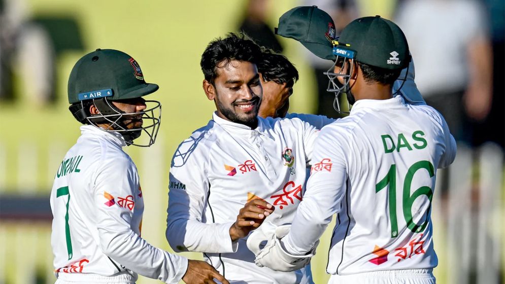 সিরিজসেরার প্রাইজমানি আন্দোলনে নিহত রিকশাচালক পরিবারকে দিলেন মিরাজ