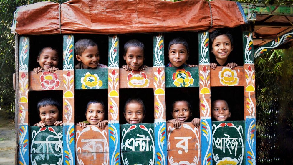 বন্যার্তদের পাশে আলোকচিত্রী আসাদ রাসেল