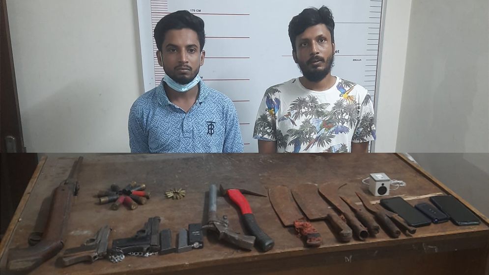 পুলিশ ও সেনা বাহিনীর যৌথ অভিযানে বিপুল পরিমাণ অস্ত্রগুলিসহ গ্রেপ্তার ২