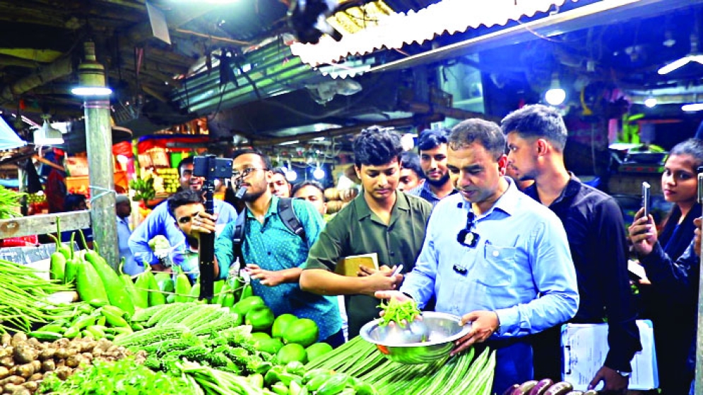 সবজির দাম যোগসাজসে বাড়ে