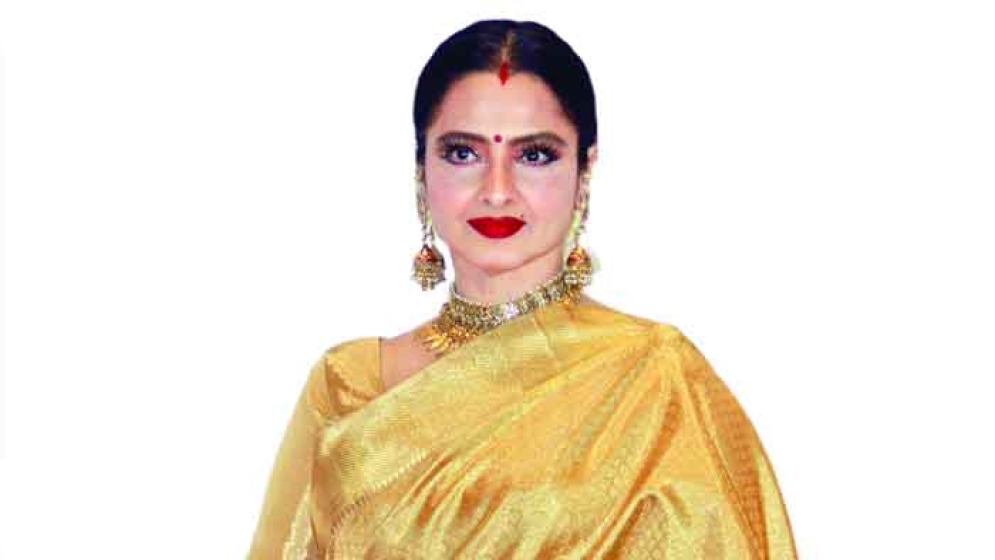 রেখার আয় কত!