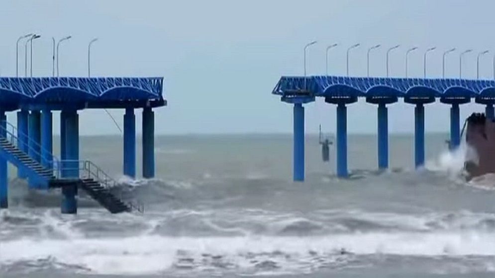 ঘূর্ণিঝড় 'দানা'র প্রভাব: কক্সবাজারের ইনানী সৈকতে নৌ-বাহিনীর জেটি ভেঙে দুই খণ্ড