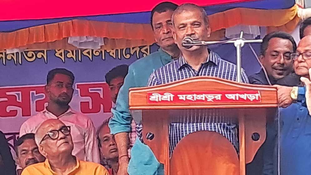 কখনো রাজনৈতিক দলের ফাঁদে পা দেবেন না: আইন উপদেষ্টা