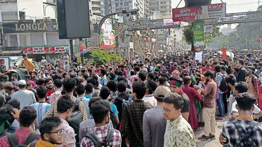 সাত কলেজের শিক্ষার্থীদের সায়েন্সল্যাব মোড় অবরোধ