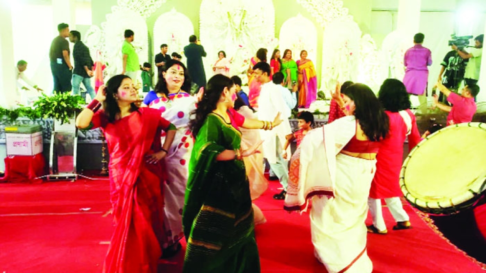 দুঃখ ভুলে হাসিমুখে ‘মা’কে বিদায়