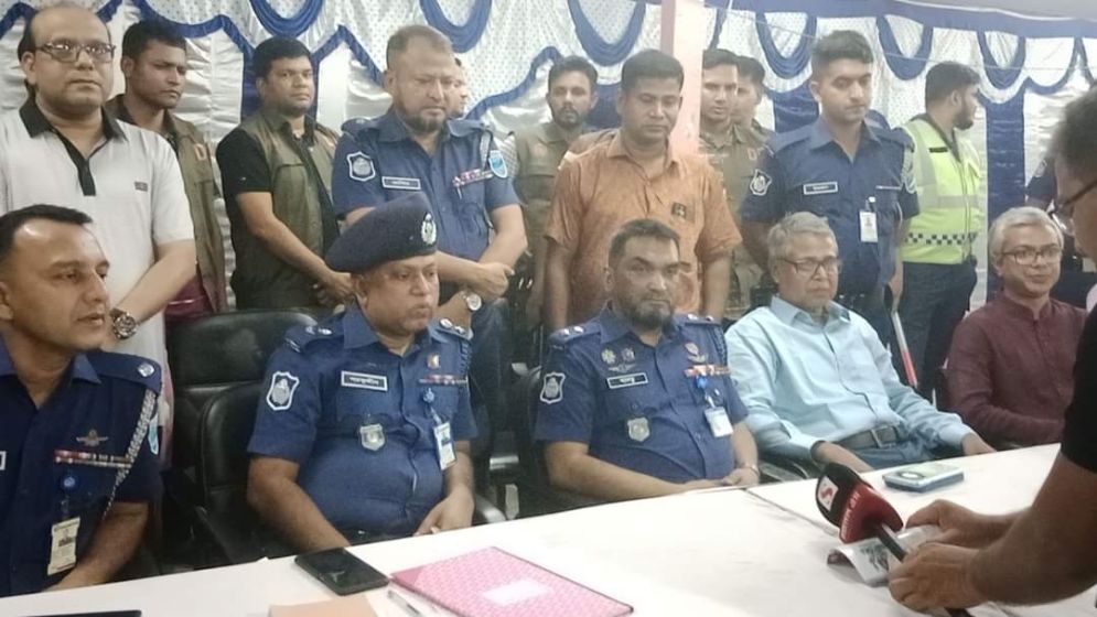 সখীপুরে এসপির পূজা মণ্ডপ পরিদর্শন