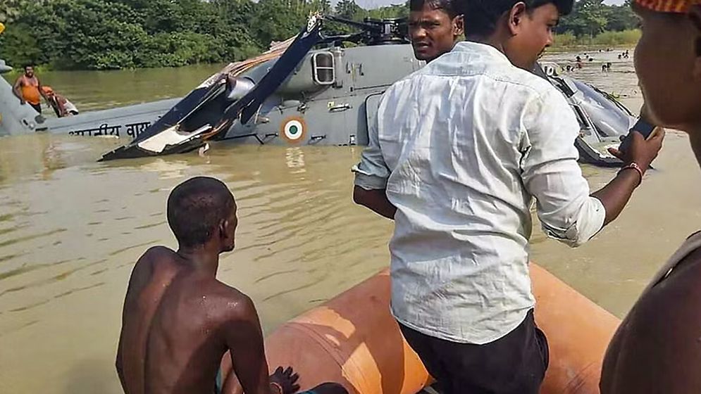 বিমান বাহিনীর হেলিকপ্টার জরুরী অবতরণ, যাত্রীরা অক্ষত