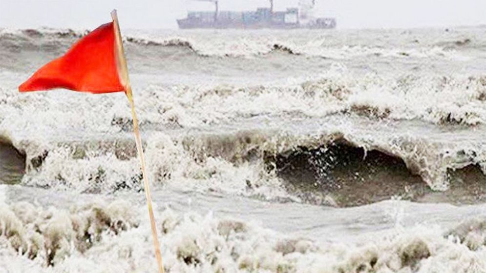 সাগরে নিম্নচাপ, বন্দরে সতর্কতা