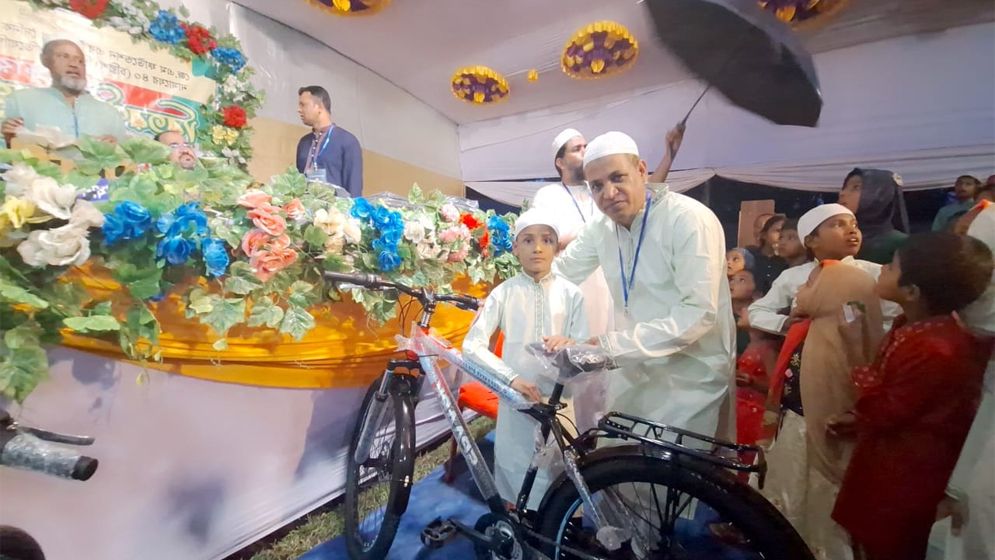 ৪০ দিন জামায়াতে নামাজ আদায় করা শিক্ষার্থীদের পুরস্কার বিতরণ