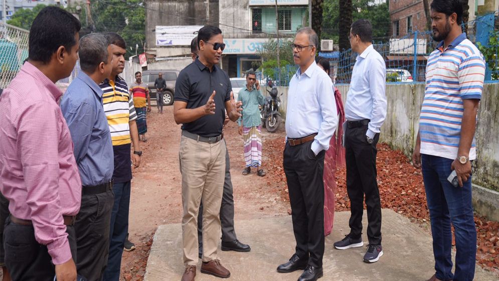 নতুনবাজার, বেরাইদ ও সাতারকুলে রাস্তার চলমান কাজ পরিদর্শন করেছেন ডিএনসিসি প্রশাসক