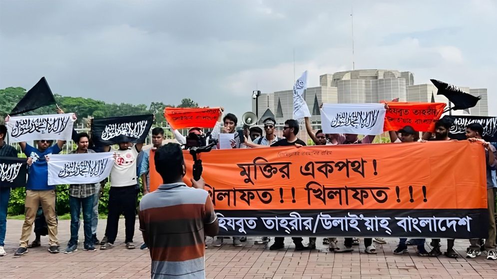 কালেমা লেখা কালো পতাকা নিয়ে আসলে মিছিল করছে কারা?