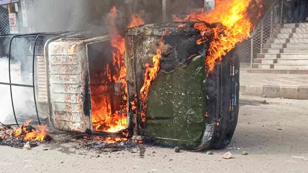 পোশাক শ্রমিকদের বিক্ষোভ: সেনাবাহিনী ও পুলিশের গাড়িতে আগুন, গুলিবিদ্ধ ২