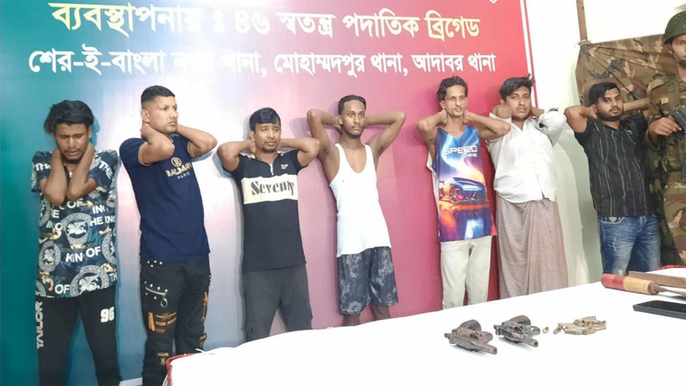 জেনেভা ক্যাম্পে সেনাবাহিনীর অভিযান, বিদেশি রিভালবারসহ আটক ৭