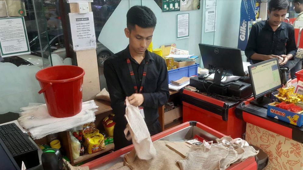 সুপারশপে নিষিদ্ধ পলিথিন, পাটের ব্যাগ নিয়ে মিশ্র প্রতিক্রিয়া